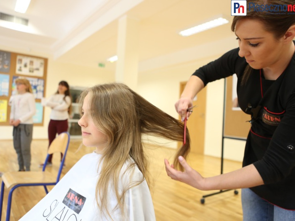 Uczennice wsparły kobiety chore na raka