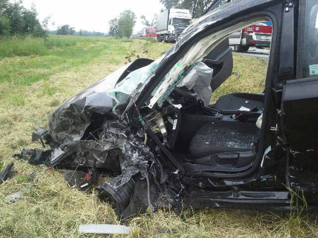 Czołowe zderzenie osobówki z tirem! Droga krajowa zamknięta