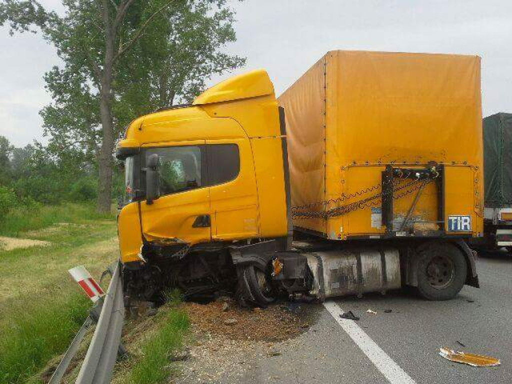 Czołowe zderzenie osobówki z tirem! Droga krajowa zamknięta