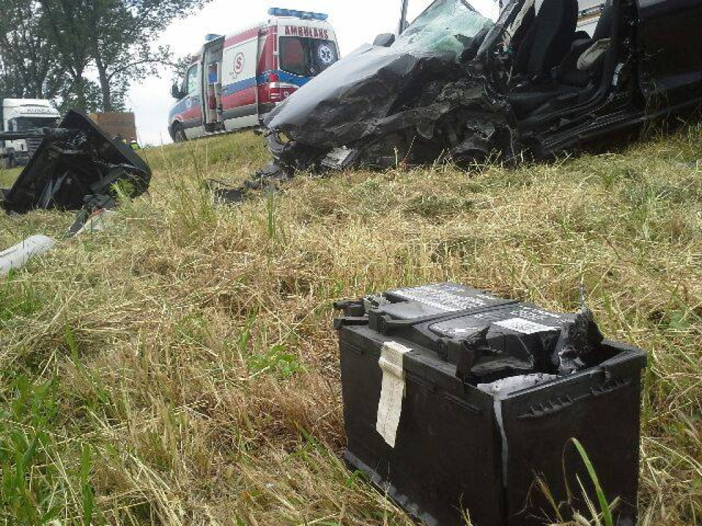 Czołowe zderzenie osobówki z tirem! Droga krajowa zamknięta