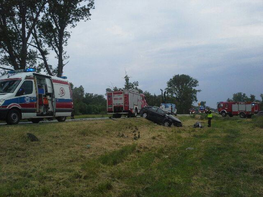 Czołowe zderzenie osobówki z tirem! Droga krajowa zamknięta
