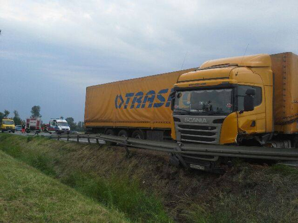 Czołowe zderzenie osobówki z tirem! Droga krajowa zamknięta