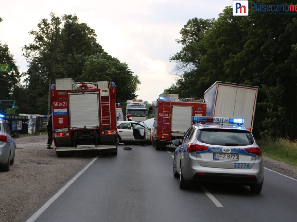 Droga do Piaseczna zablokowana w obu kierunkach! Ciężarówka zderzyła się fordem mondeo [AKTUALIZACJA]