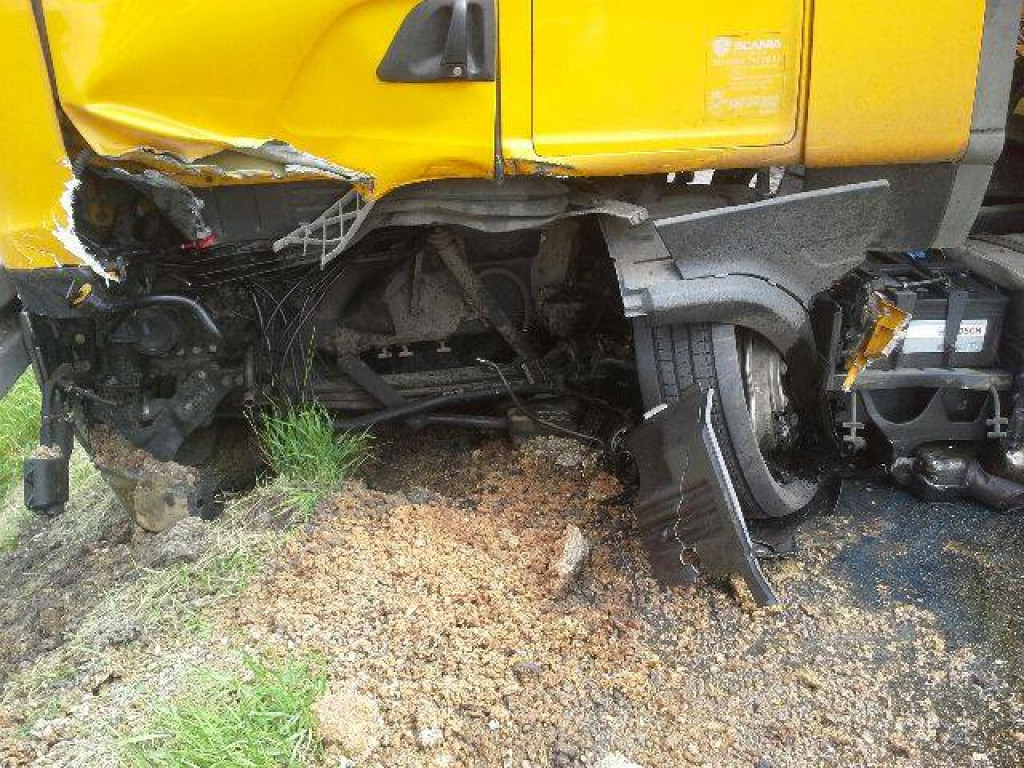 Czołowe zderzenie osobówki z tirem! Droga krajowa zamknięta