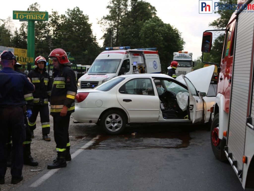 Droga do Piaseczna zablokowana w obu kierunkach! Ciężarówka zderzyła się fordem mondeo [AKTUALIZACJA]