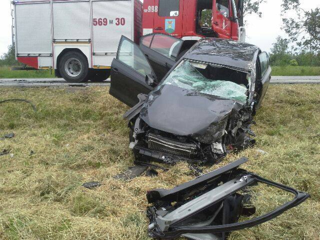 Czołowe zderzenie osobówki z tirem! Droga krajowa zamknięta