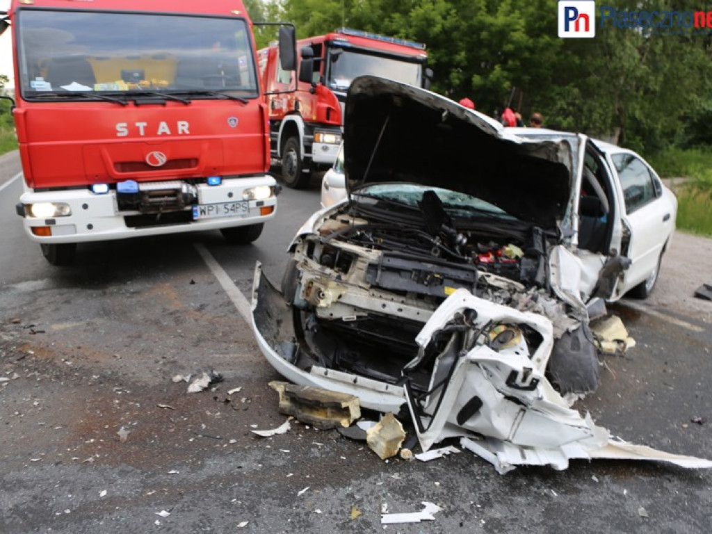 Droga do Piaseczna zablokowana w obu kierunkach! Ciężarówka zderzyła się fordem mondeo [AKTUALIZACJA]
