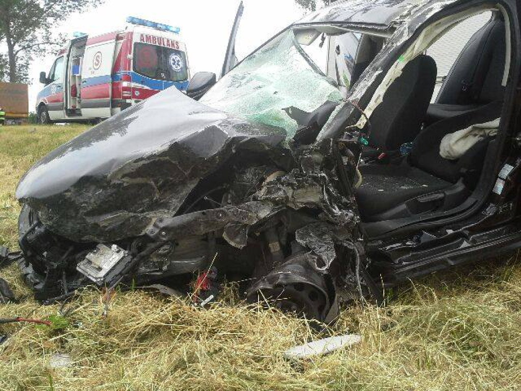 Czołowe zderzenie osobówki z tirem! Droga krajowa zamknięta