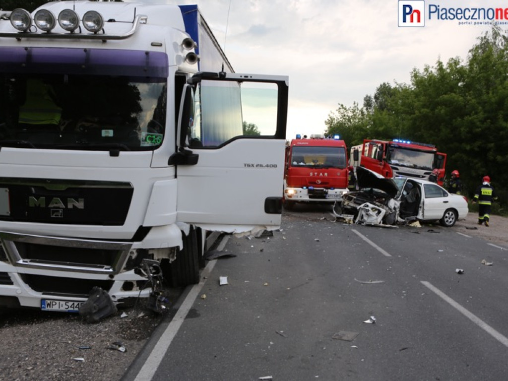 Droga do Piaseczna zablokowana w obu kierunkach! Ciężarówka zderzyła się fordem mondeo [AKTUALIZACJA]