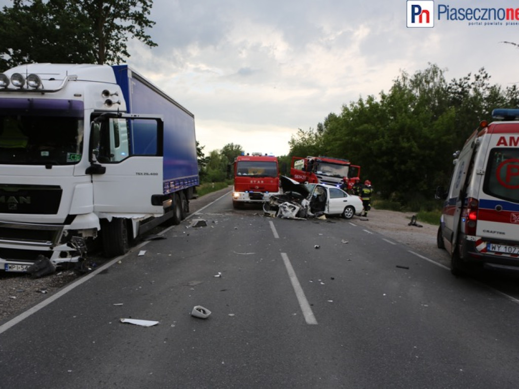 Droga do Piaseczna zablokowana w obu kierunkach! Ciężarówka zderzyła się fordem mondeo [AKTUALIZACJA]