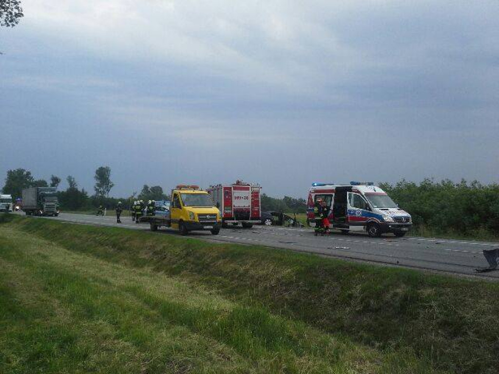 Czołowe zderzenie osobówki z tirem! Droga krajowa zamknięta