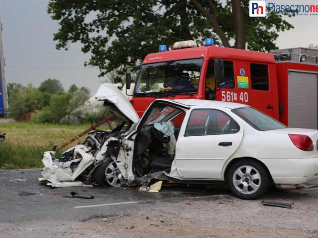 Droga do Piaseczna zablokowana w obu kierunkach! Ciężarówka zderzyła się fordem mondeo [AKTUALIZACJA]