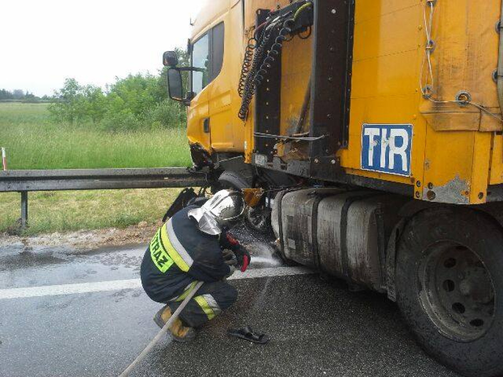 Czołowe zderzenie osobówki z tirem! Droga krajowa zamknięta