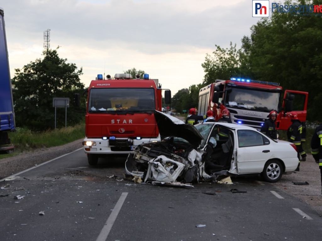 Droga do Piaseczna zablokowana w obu kierunkach! Ciężarówka zderzyła się fordem mondeo [AKTUALIZACJA]
