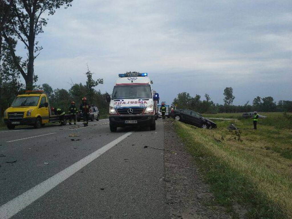 Czołowe zderzenie osobówki z tirem! Droga krajowa zamknięta