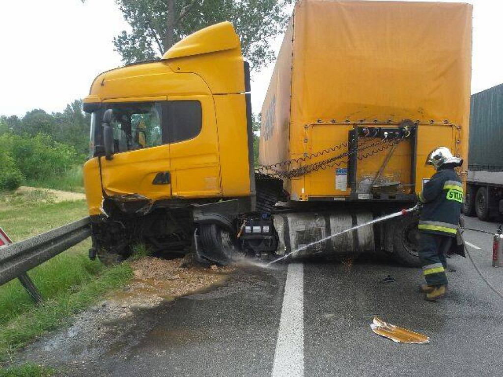 Czołowe zderzenie osobówki z tirem! Droga krajowa zamknięta
