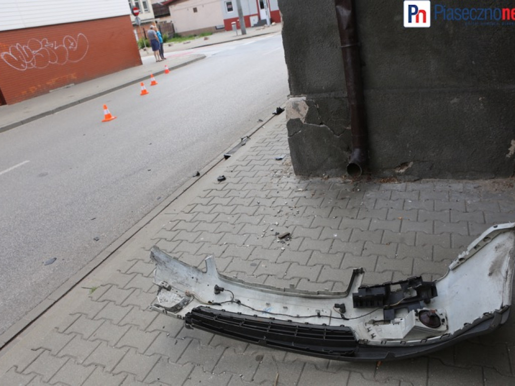Zaparkowany samochód ocalił ludziom życie!