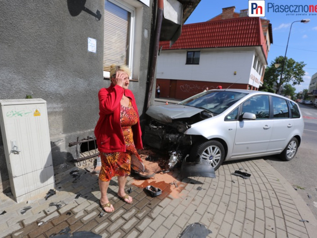 Zaparkowany samochód ocalił ludziom życie!