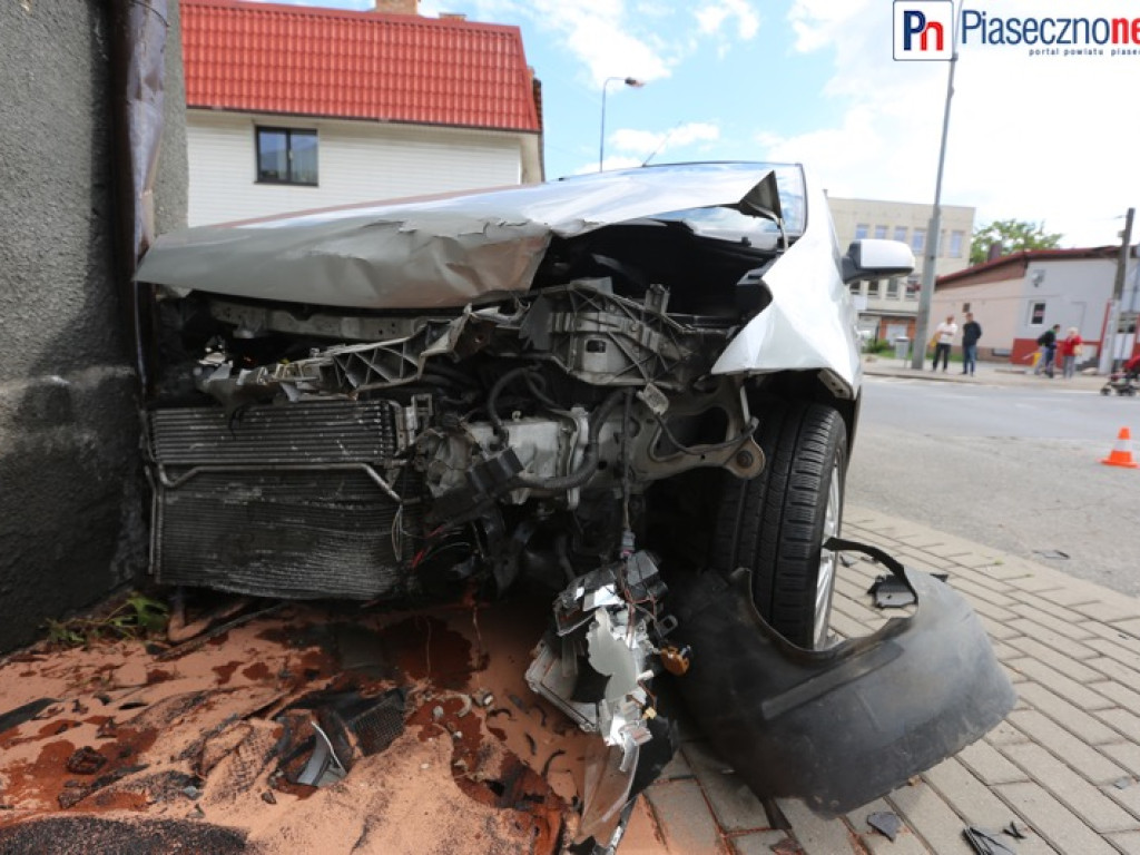 Zaparkowany samochód ocalił ludziom życie!