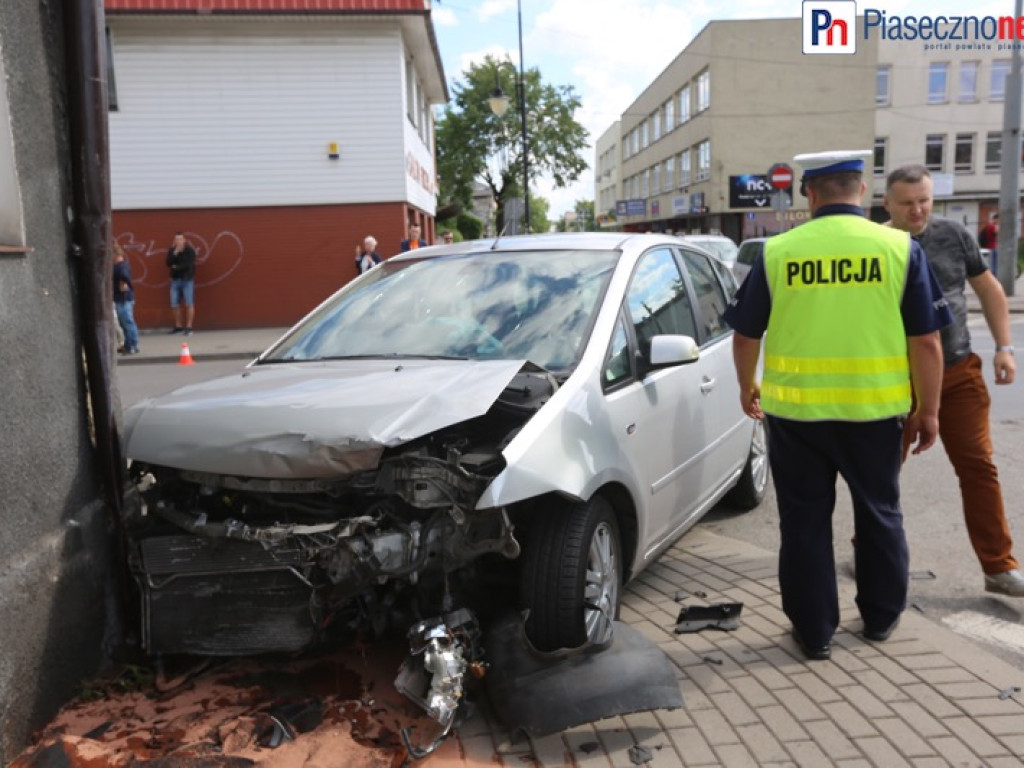Zaparkowany samochód ocalił ludziom życie!