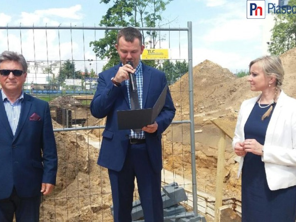 Wmurowanie aktu erekcyjnego pod budowę hali sportowej przy liceum