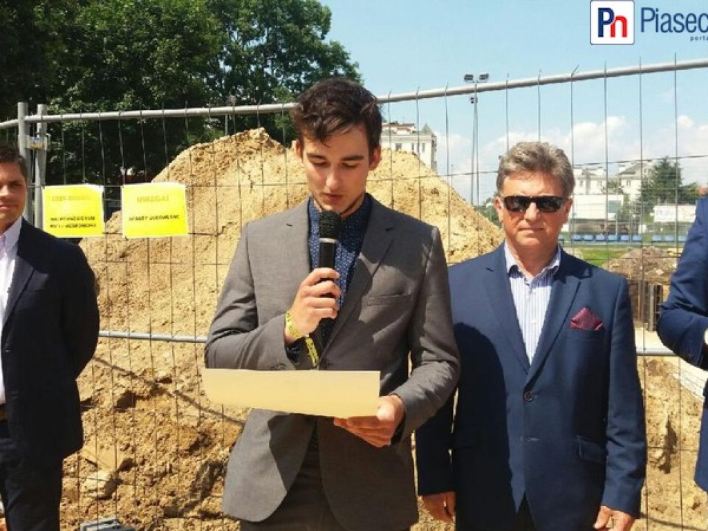 Wmurowanie aktu erekcyjnego pod budowę hali sportowej przy liceum