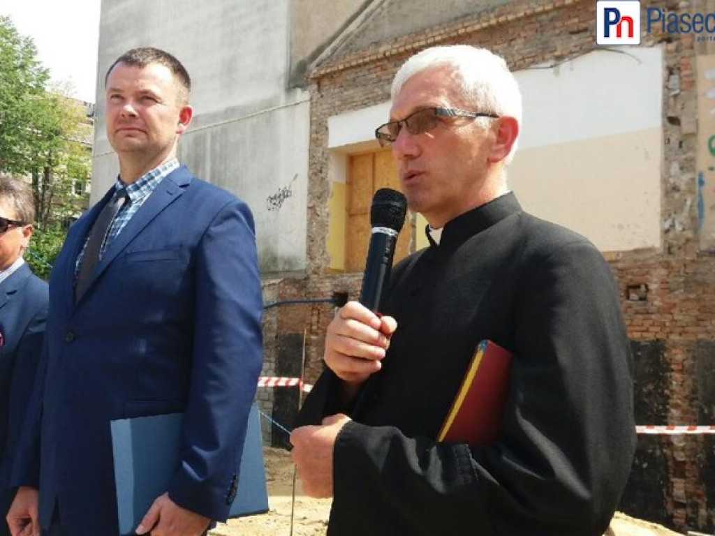 Wmurowanie aktu erekcyjnego pod budowę hali sportowej przy liceum