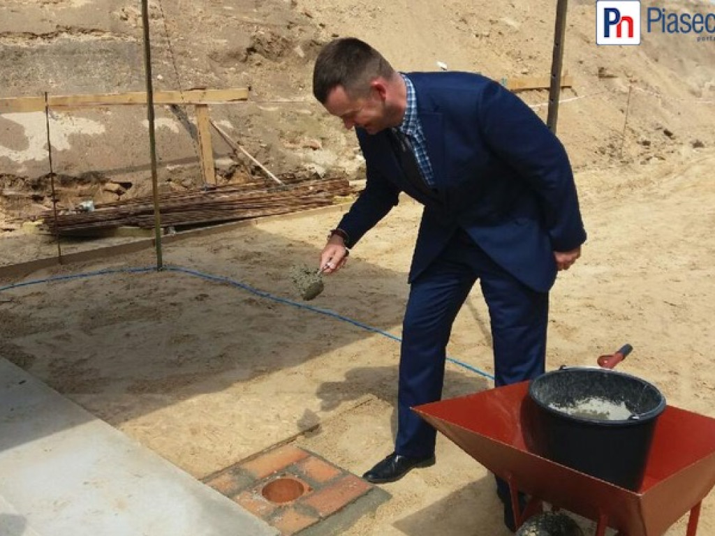 Wmurowanie aktu erekcyjnego pod budowę hali sportowej przy liceum