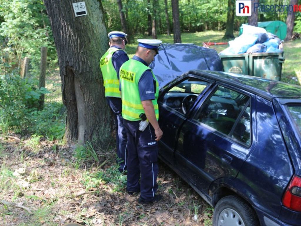 Prowadziła bez prawa jazdy. Droga skończyła się na drzewie