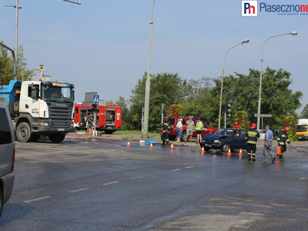 Wypadek na skrzyżowaniu Puławskiej i Okulickiego. Skoda rozbita, tir z uszkodzonym bakiem [AKTUALIZACJA]