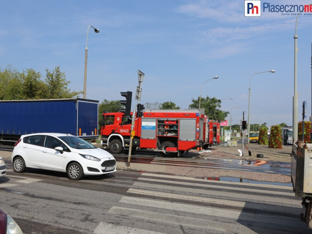 Wypadek na skrzyżowaniu Puławskiej i Okulickiego. Skoda rozbita, tir z uszkodzonym bakiem [AKTUALIZACJA]