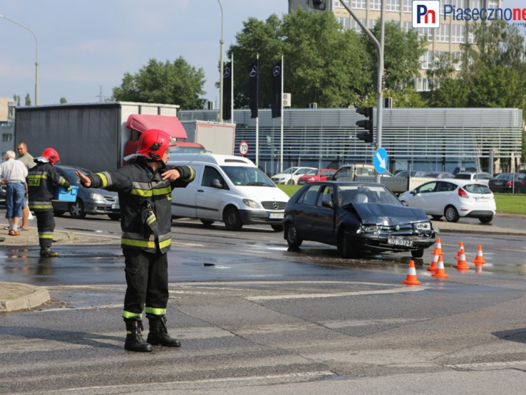 Wypadek na skrzyżowaniu Puławskiej i Okulickiego. Skoda rozbita, tir z uszkodzonym bakiem [AKTUALIZACJA]