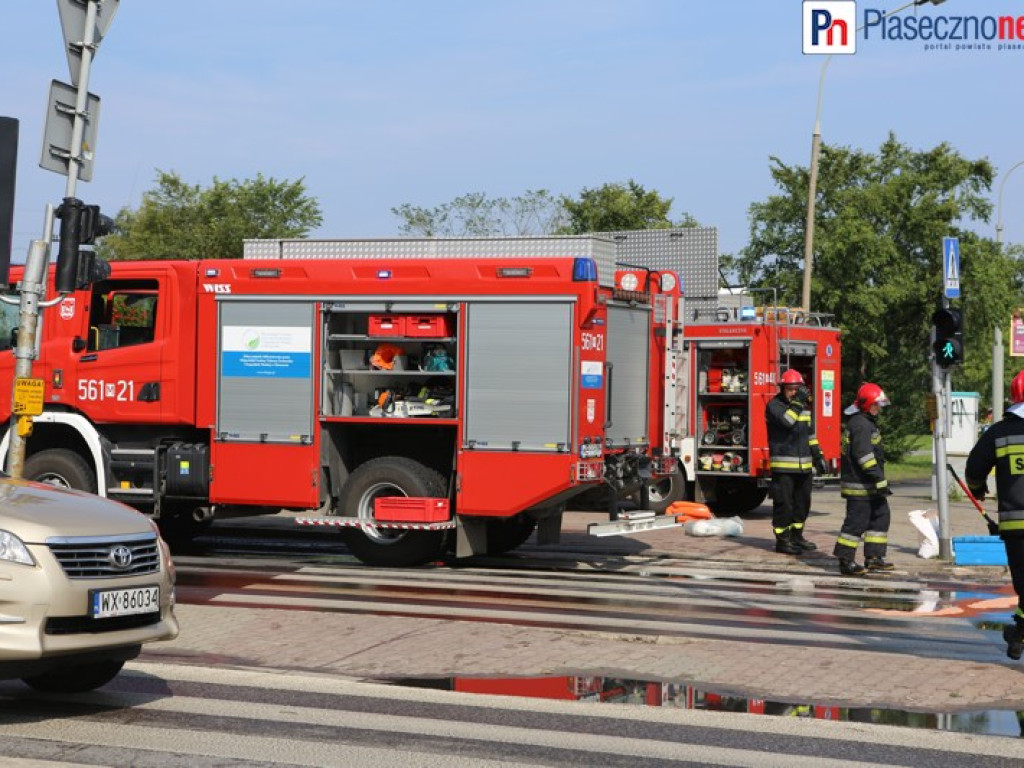 Wypadek na skrzyżowaniu Puławskiej i Okulickiego. Skoda rozbita, tir z uszkodzonym bakiem [AKTUALIZACJA]