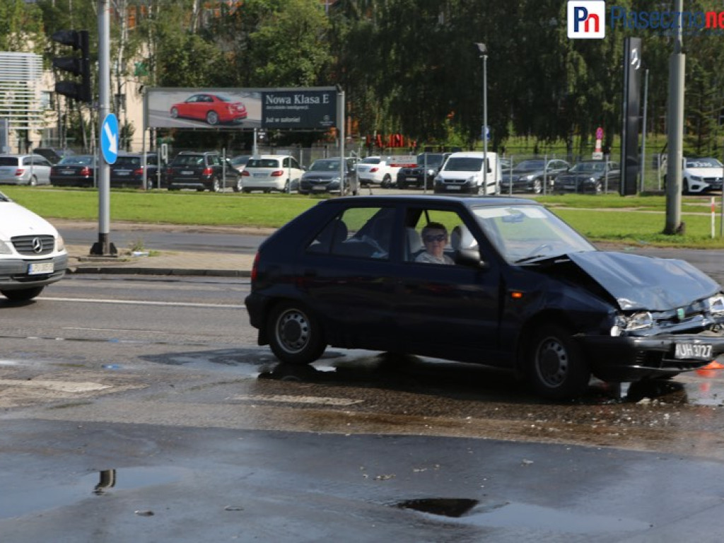 Wypadek na skrzyżowaniu Puławskiej i Okulickiego. Skoda rozbita, tir z uszkodzonym bakiem [AKTUALIZACJA]