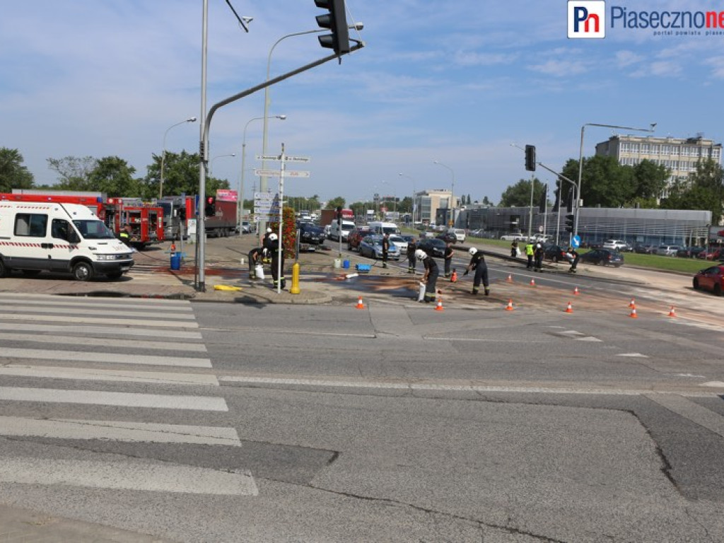 Setki litrów paliwa na jezdni. Skrzyżowanie Puławskiej z Okulickiego częściowo zablokowane
