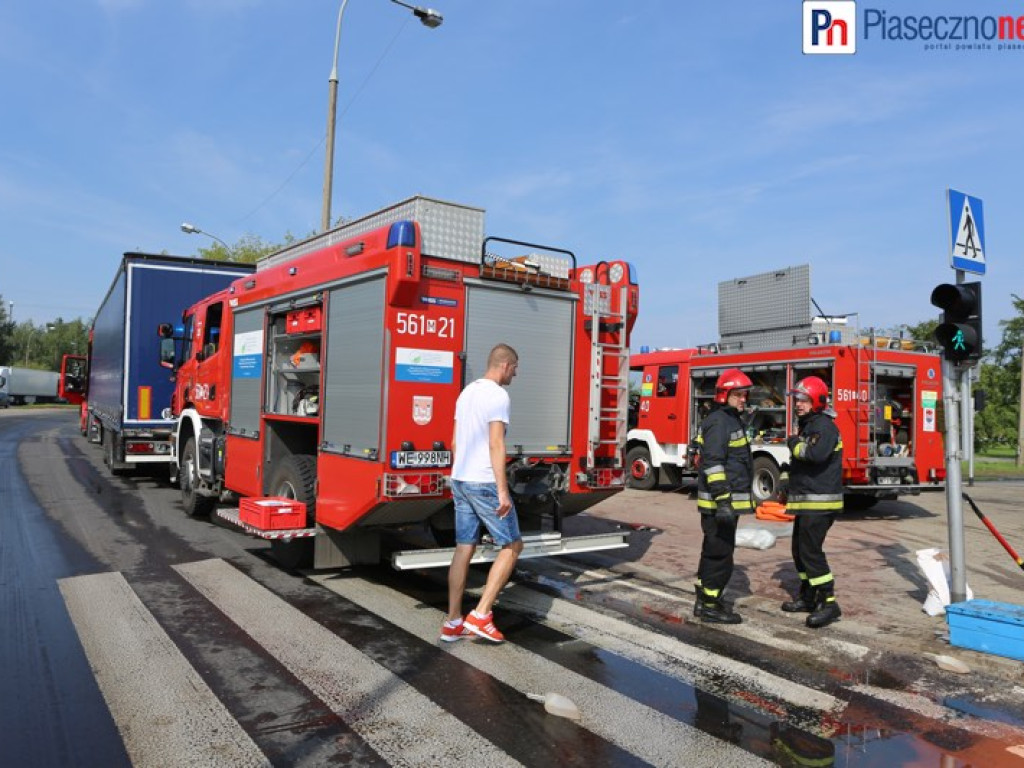 Wypadek na skrzyżowaniu Puławskiej i Okulickiego. Skoda rozbita, tir z uszkodzonym bakiem [AKTUALIZACJA]