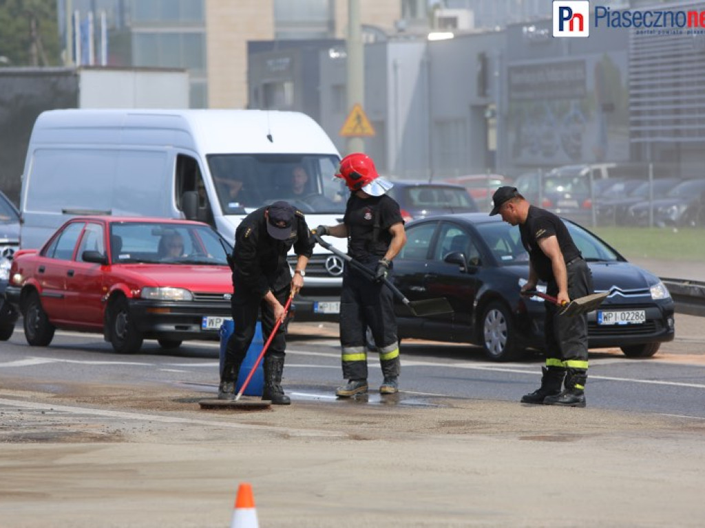 Setki litrów paliwa na jezdni. Skrzyżowanie Puławskiej z Okulickiego częściowo zablokowane