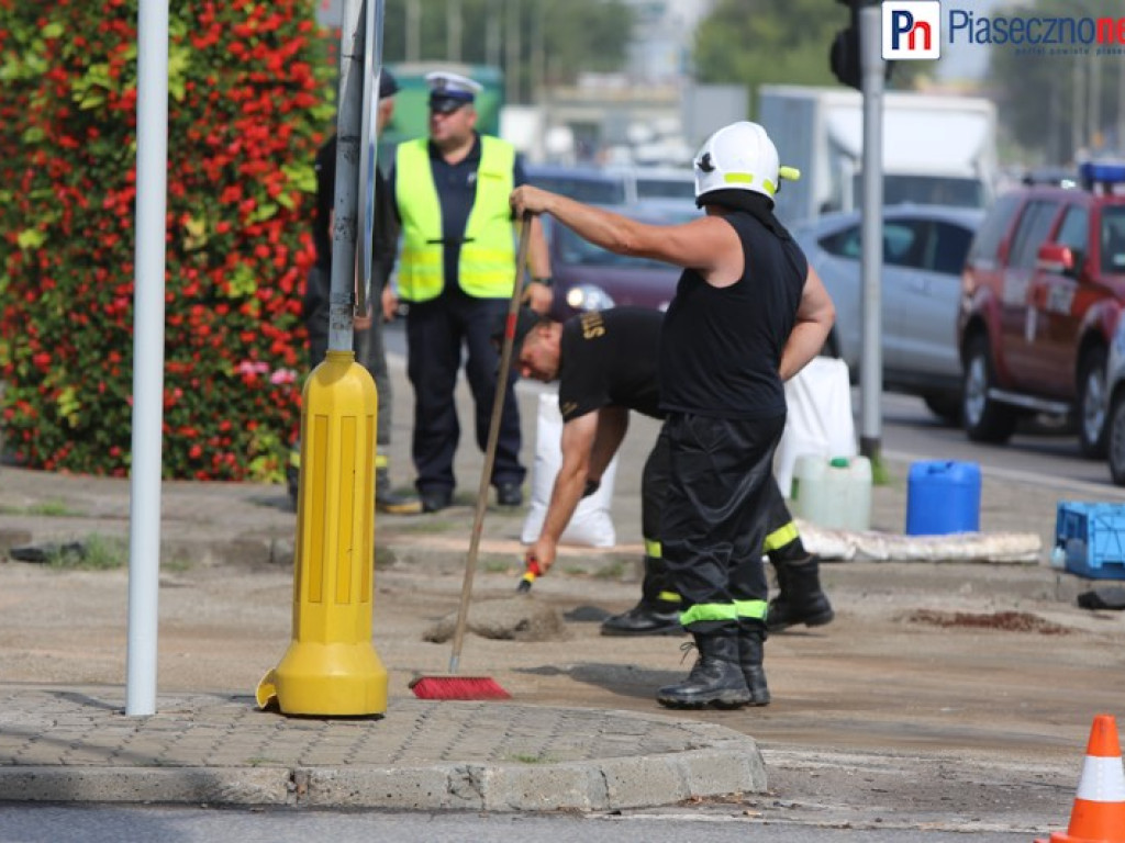 Setki litrów paliwa na jezdni. Skrzyżowanie Puławskiej z Okulickiego częściowo zablokowane