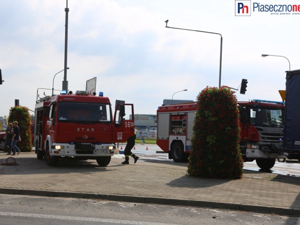 Wypadek na skrzyżowaniu Puławskiej i Okulickiego. Skoda rozbita, tir z uszkodzonym bakiem [AKTUALIZACJA]