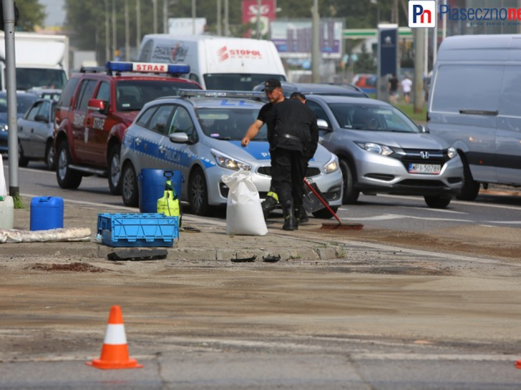 Setki litrów paliwa na jezdni. Skrzyżowanie Puławskiej z Okulickiego częściowo zablokowane
