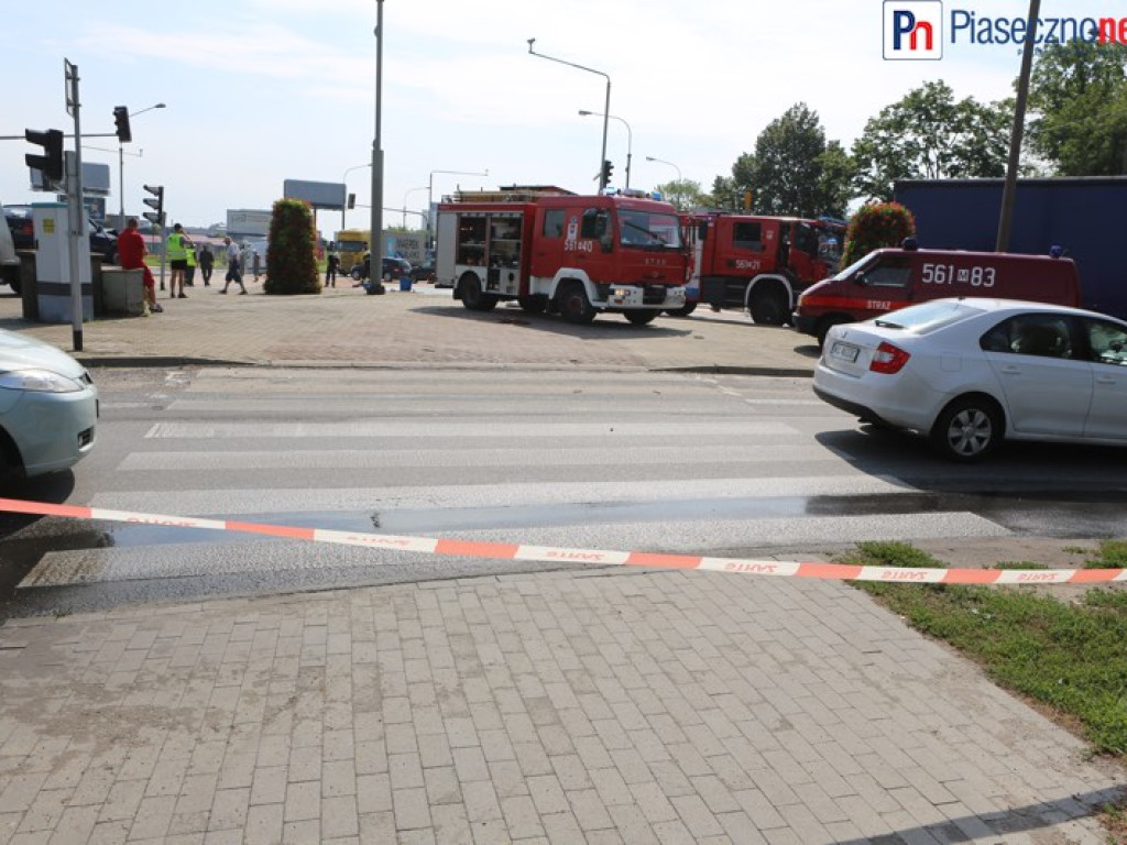 Wypadek na skrzyżowaniu Puławskiej i Okulickiego. Skoda rozbita, tir z uszkodzonym bakiem [AKTUALIZACJA]