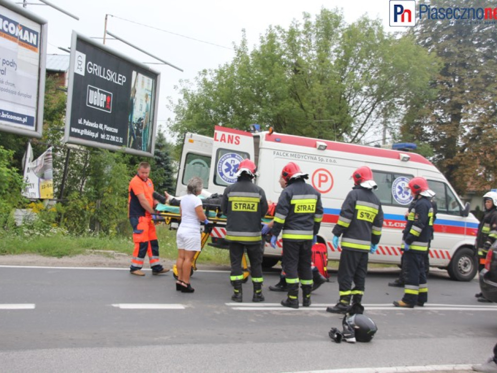 Droga z Konstancina do Piaseczna zablokowana. Wypadek z udziałem dwóch samochodów osobowych i motocykla