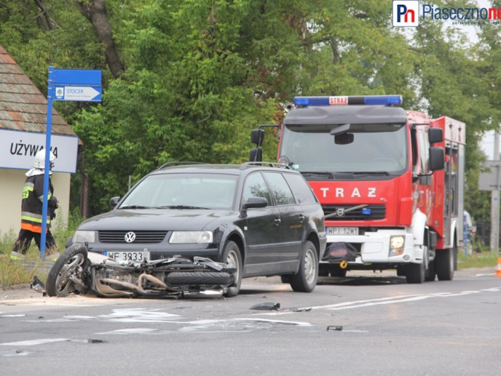 Droga z Konstancina do Piaseczna zablokowana. Wypadek z udziałem dwóch samochodów osobowych i motocykla