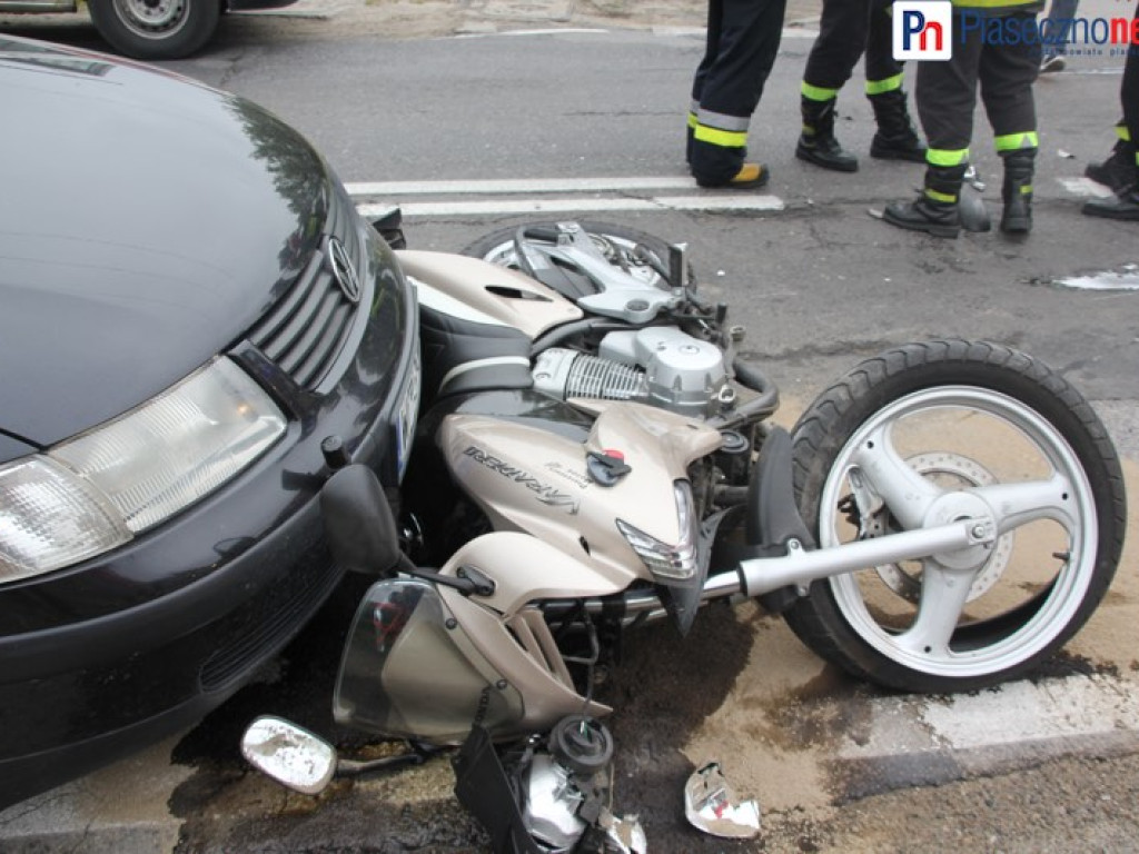Droga z Konstancina do Piaseczna zablokowana. Wypadek z udziałem dwóch samochodów osobowych i motocykla