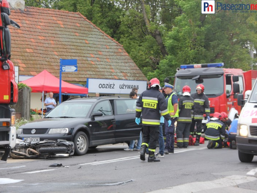 Droga z Konstancina do Piaseczna zablokowana. Wypadek z udziałem dwóch samochodów osobowych i motocykla