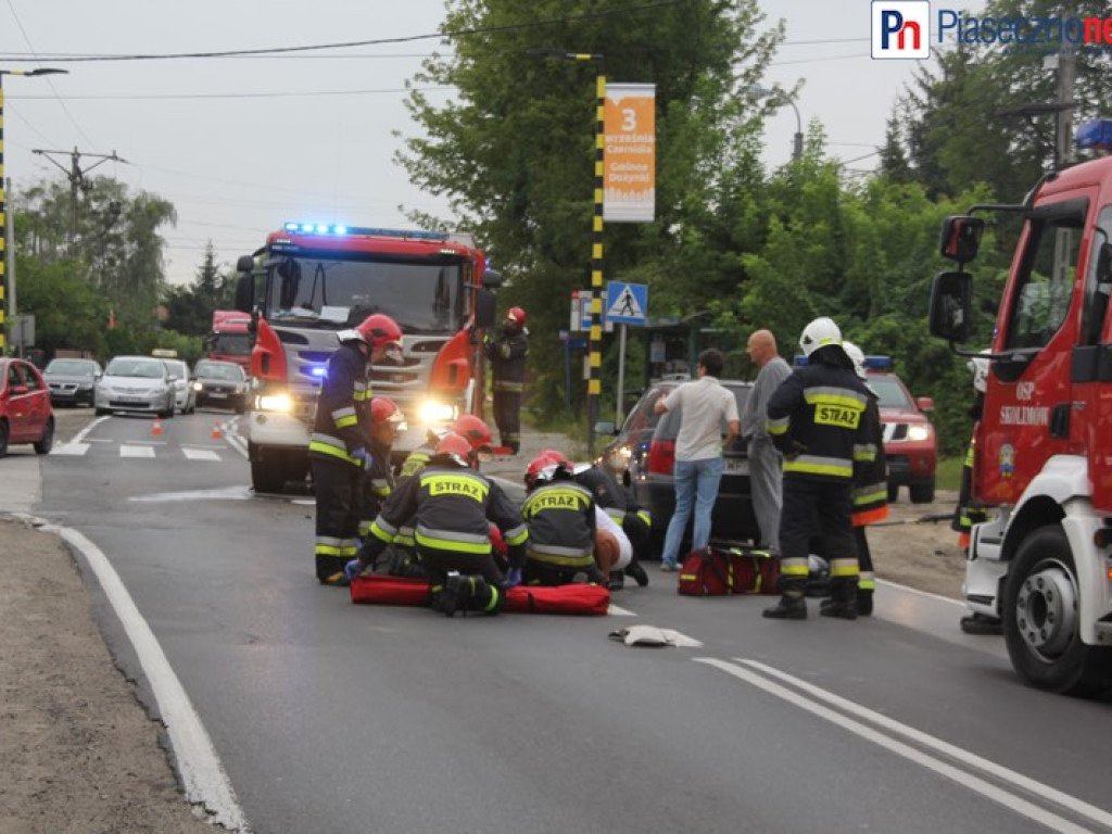 Droga z Konstancina do Piaseczna zablokowana. Wypadek z udziałem dwóch samochodów osobowych i motocykla