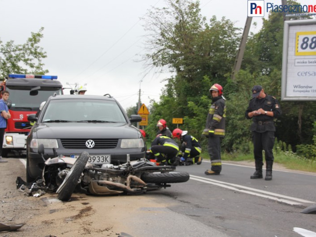 Droga z Konstancina do Piaseczna zablokowana. Wypadek z udziałem dwóch samochodów osobowych i motocykla
