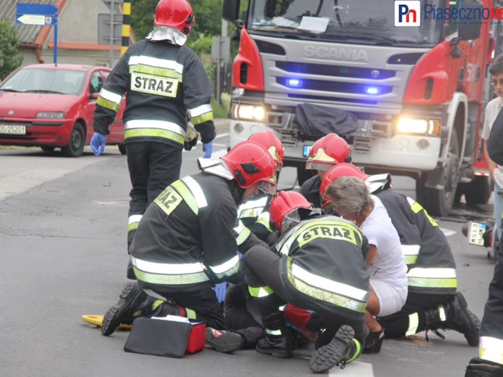 Droga z Konstancina do Piaseczna zablokowana. Wypadek z udziałem dwóch samochodów osobowych i motocykla