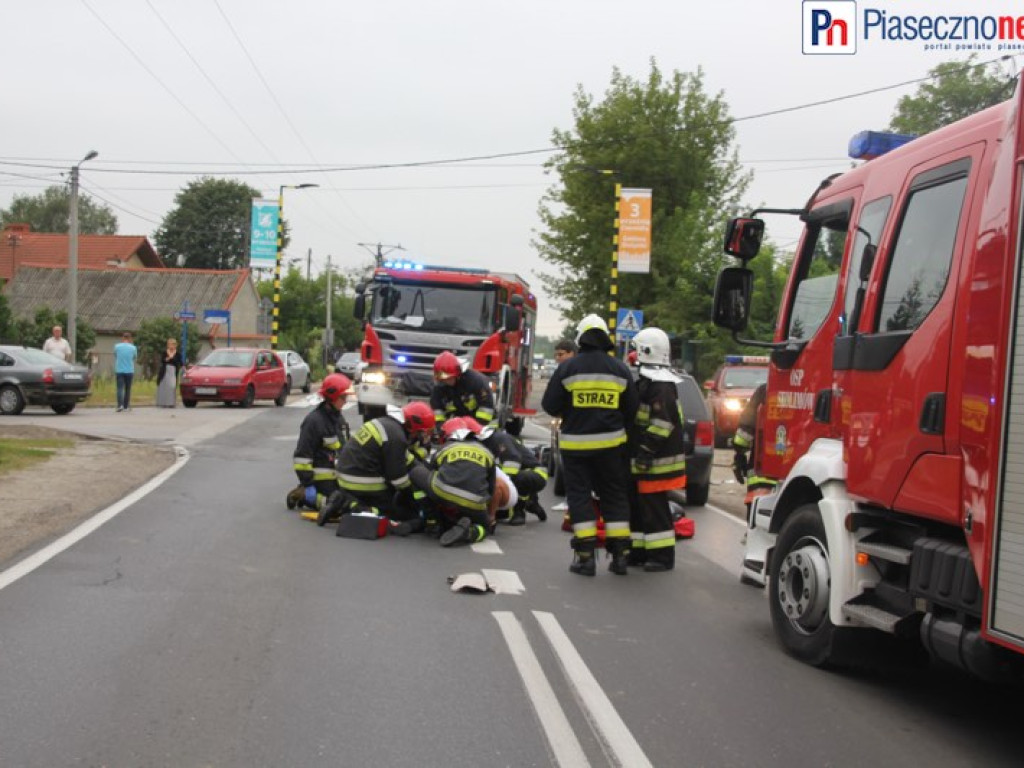 Droga z Konstancina do Piaseczna zablokowana. Wypadek z udziałem dwóch samochodów osobowych i motocykla