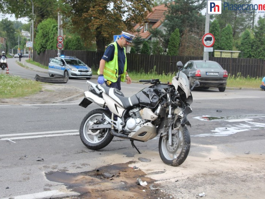 Droga z Konstancina do Piaseczna zablokowana. Wypadek z udziałem dwóch samochodów osobowych i motocykla